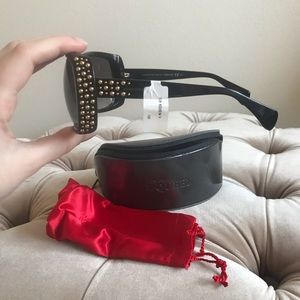 New! McQueen studded on side black sunglasses!